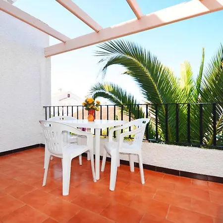 In With A Shared Pool Apartment *